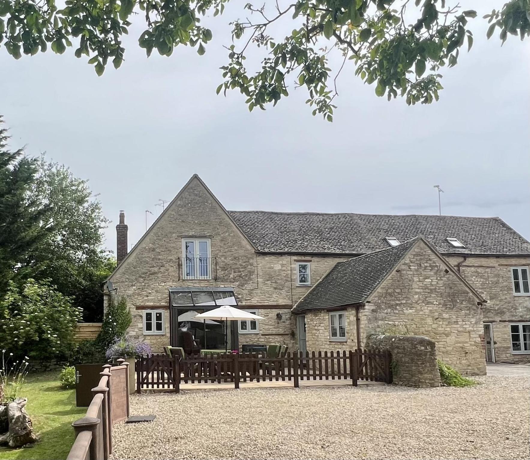 Villa The Old Coach House Witney Exterior foto